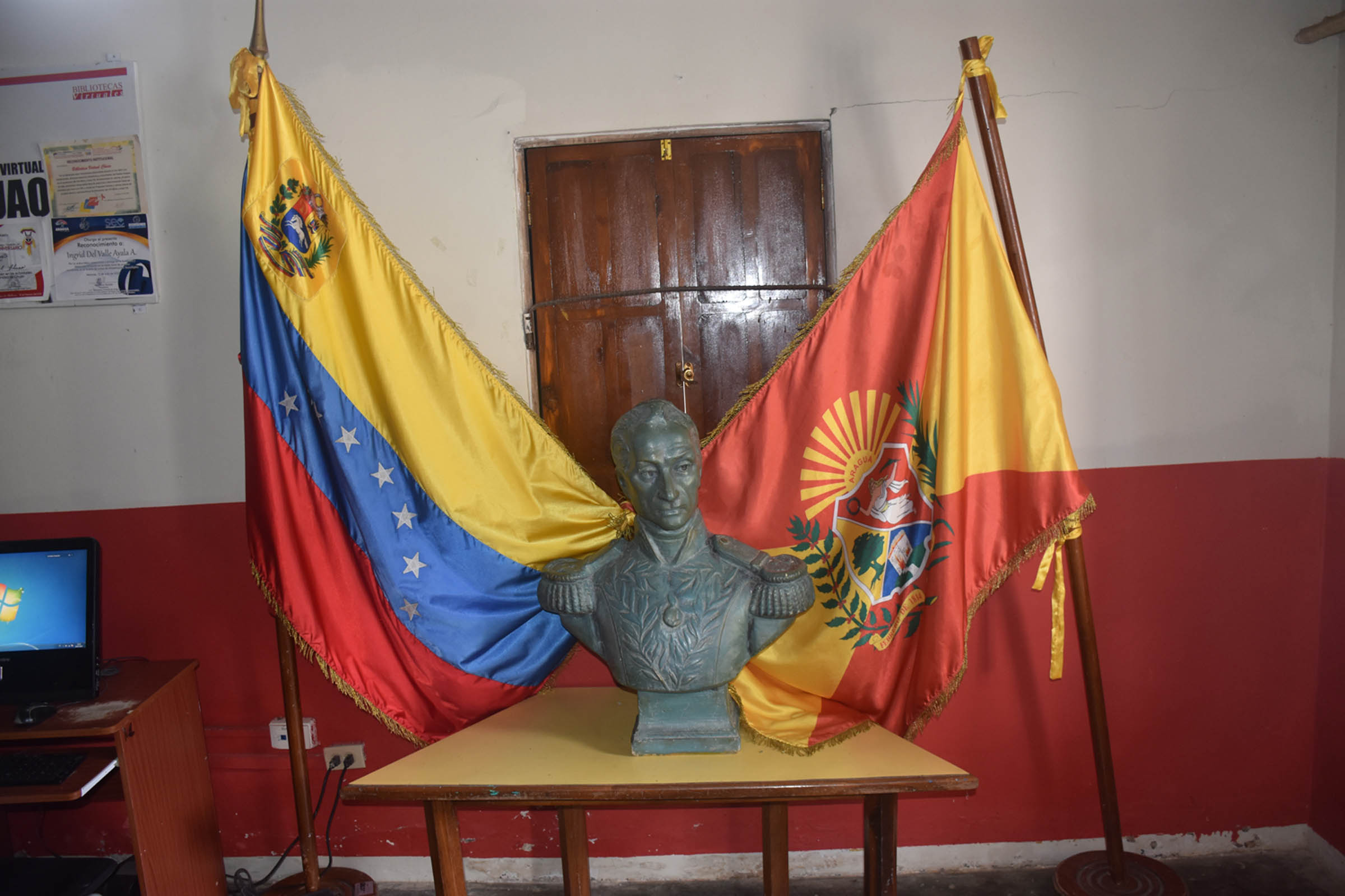 venezuela flags and bust